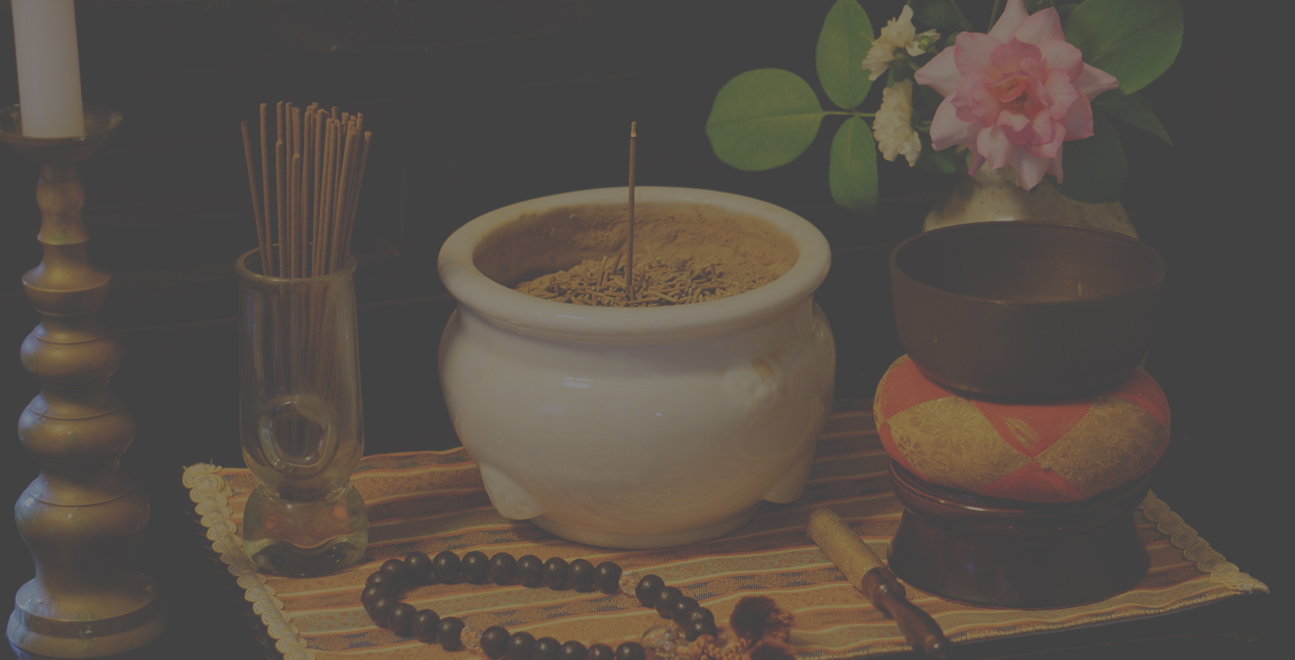 静かに経を奉じ、敬虔なる心でご供養いたします。